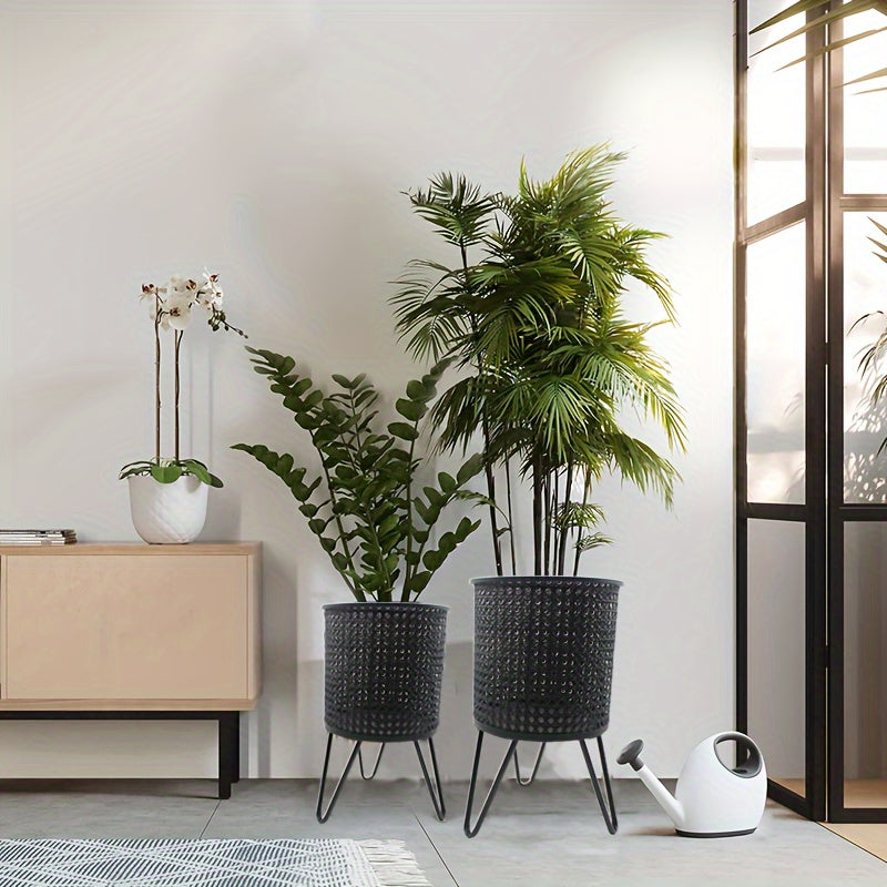 2pcs Modern Metal Planters with Stands by Snagg A Metal Planter